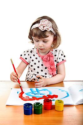 포토 JPG 해외이미지 여자 어린이 실내 한명 들기 소녀 상반신 앞모습 물감 붓 그리기 소녀한명만 해외202004 해외포토 1 뷰포인트 모션 사람 내부 미술도구 여자한명만 소녀만 파일형식 이미지허브