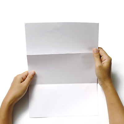 포토 JPG 해외이미지 손 종이 실내 들기 신체부위 잡기 접기 해외202004 해외포토 모션 사람 내부 파일형식이미지허브 