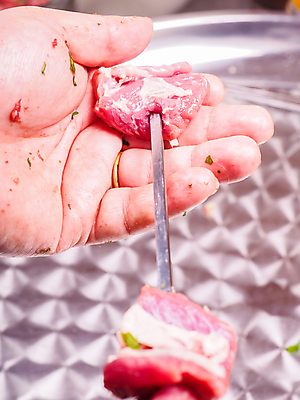 포토 JPG 해외이미지 전통 접시 손 남자 음식 조각 백그라운드 파슬리 건강 육류 요리 사람 동양인 사람없음 빨간색 금속 요리사 식사 소고기 흰색 신선 막대기 꼬치 맛 그릴 바비큐 먹기 시작 준비 날것 만들기 레시피 양고기 점심식사 고립 케밥 삽입 철강 핸드메이드 스타일 해외202004 튀르키예 해외포토 직업 식기 아시아 컬러 컨셉 채소 식재료 모션 재질 주방용품 인종 신체부위 파일형식 이미지허브