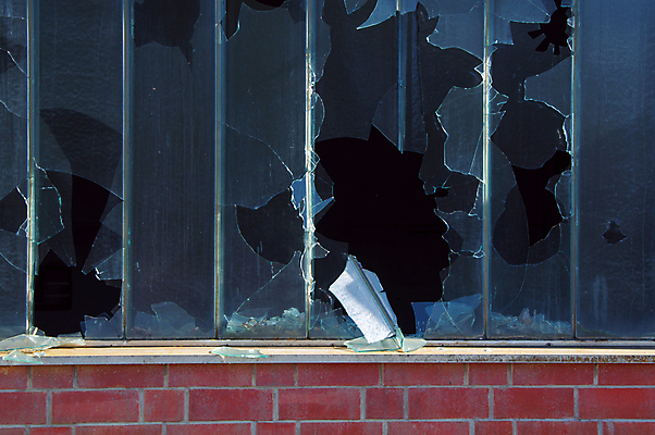 포토 JPG 해외이미지 구름 외관 산업 건축양식 창문 공장 유리 하늘 날씨 벽돌 굴뚝 사람없음 야외 건물 빨간색 파란색 달리기 쌓기 금속 손상 바위 도시 제조 위험 가난 버리기 창고 부식 폐허 수납 구식 그런지 깨짐 썩음 옛날 판유리 해외202004 해외포토 자연요소 건축물 건축 컬러 컨셉 공업 모션 재질 돌_바위 파일형식 이미지허브