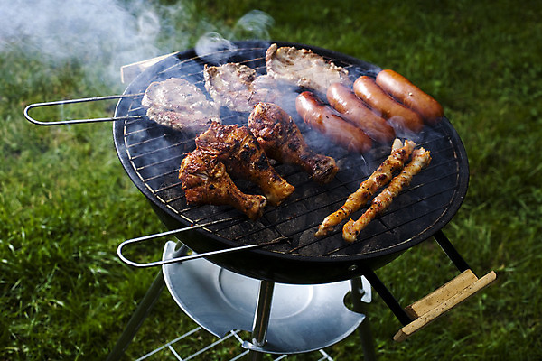포토 JPG 해외이미지 주간 육류 요리 사람없음 야외 여름 파티 정원 꼬치 연기 그릴 바비큐 굽기 닭다리 소시지구이 해외202004 해외포토 자연요소 계절 음식 식재료 주방용품 이벤트 소시지 구이 파일형식 이미지허브