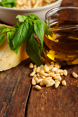 포토 JPG 해외이미지 그릇 음식 유리병 치즈 실내 사람없음 아웃포커스 올리브오일 잣 바질 나무배경 해외202004 해외포토 식기 백그라운드 병_용기 유제품 촬영기법 내부 견과류 기름_음식 파일형식 이미지허브