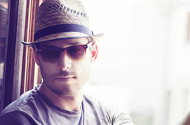 포토 JPG 해외이미지 백인 모델 학생 라이프스타일 응시 남자 행복 안경 얼굴 백그라운드 창문 지붕 휴가 거리 주택 한명 사람 성인 야외 여름 청춘 선글라스 햇빛 유행 검은색 수확 도시 시원함 복고 스타일 힙스터 해외202004 해외포토 서양인 1 시선 잡화 계절 패션 감정 컬러 컨셉 농업 건물 생활 신체부위 태양 파일형식 이미지허브