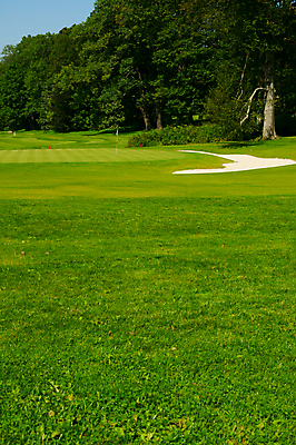포토 JPG 해외이미지 모래 스포츠 밭 골프 자연 놀이 풍경 잔디 사람없음 초록색 게임 깃발 강의 올가미 넣기 페어웨이 해외202004 해외포토 식물 컬러 농업 모션 구기 생태계 파일형식 이미지허브