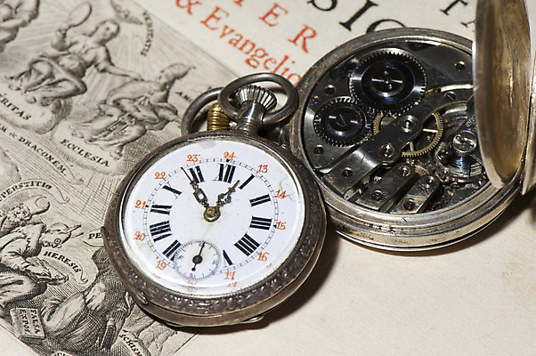 포토 JPG 해외이미지 교육 종이 백그라운드 텍스트 추상 책장 사람없음 책 갈색 노란색 성경 수확 골동품 흰색 시간 역사 황금 주머니 손목시계 복고 페이지 그런지 옛날 해외202004 해외포토 시계 컬러 가구 무늬 농업 장신구 종교용품 파일형식 이미지허브