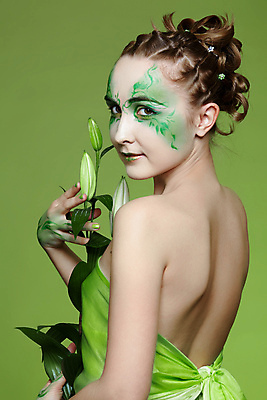 포토 JPG 해외이미지 백인 응시 여자 컨셉 요정 실내 한명 들기 상반신 성인 뒤돌아보기 꽃봉오리 페이스페인팅 성인여자한명만 초록배경 해외202004 해외포토 서양인 1 시선 꽃 백그라운드 모션 사람 내부 초록색 여자한명만 성인여자만 파일형식 이미지허브