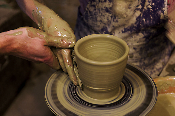 포토 JPG 해외이미지 모양 전통 손 문화 어린이 조각 손가락 기술 창조 미술 사람 취미 사람없음 갈색 교사 젖음 조끼 업무 바퀴 항아리 도자기 작업실 사발 제조 냄비 서식 만들기 예술가 점토 진흙 토기 장인 조형 주인 수공예 곰팡이 도예가 압력 조각가 핸드메이드 해외202004 해외포토 직업 컬러 모션 문화예술 신체부위 외투 작업 용기_그릇 사기그릇 솥 공예 파일형식 이미지허브
