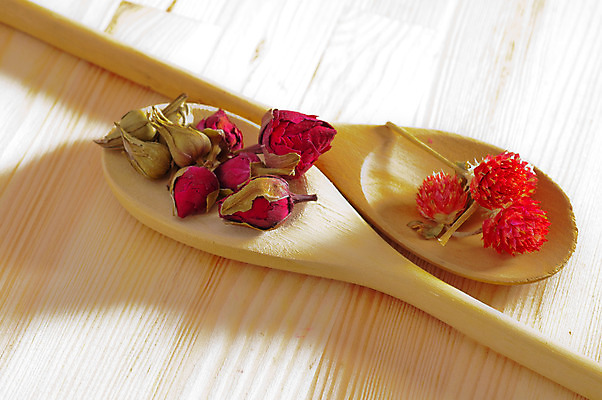 포토 JPG 해외이미지 꽃잎 실내 사람없음 나무숟가락 찻잎 드라이플라워 나무배경 해외202004 해외포토 꽃 백그라운드 내부 차_음료 숟가락 파일형식 이미지허브