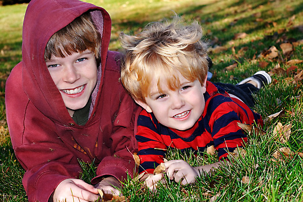 포토 JPG 해외이미지 계절 남자 아들 얼굴 어린이 잎 장난 가족 관계 청소년 놀이 휴식 함께함 사랑 웃음 사람 야외 두명 초록색 친구 쌓기 우정 표현 형제 개발 유대감 해외202004 해외포토 식물 감정 컬러 컨셉 모션 표정 신체부위 파일형식 이미지허브