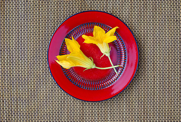 포토 JPG 해외이미지 식물 접시 꽃 음식 백그라운드 컨셉 꽃무늬 농업 다이어트 채소 호박 아이디어 사람없음 빨간색 초록색 여름 컬러풀 갈색 노란색 주방 정원 장비 벚꽃 도자기 오브젝트 스쿼시 주키니 주키니호박 해외202004 해외포토 식기 계절 산업 스포츠 컬러 무늬 건강 구기 파일형식 이미지허브