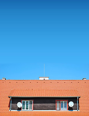 포토 JPG 해외이미지 외관 백그라운드 패턴 건축양식 창문 하늘 지붕 주택 굴뚝 사람없음 빨간색 파란색 인공위성 덮개 재산 보호 정상 옥상 타일 묘사 질감 점토 수목 줄서기 진짜 해외202004 해외포토 건축 컬러 컨셉 무늬 통신 모션 건물 금융 뚜껑 파일형식 이미지허브