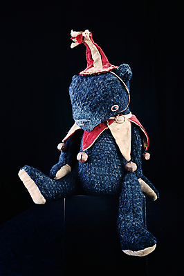 포토 JPG 해외이미지 동물 1 장난 곰 포옹 검은배경 털 선물 앉기 사람없음 장난감 검은색 광대 게임 작음 모피 싱글 부드러움 솜털 고립 조커 해외202004 해외포토 컬러 백그라운드 포유류 안기 모션 놀이 감각 크기 파일형식 이미지허브