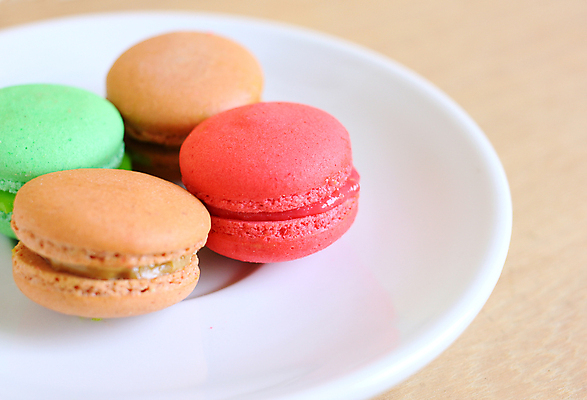 포토 JPG 해외이미지 전통 접시 음식 분홍색 백그라운드 탁자 딸기 디저트 사람없음 목재 초록색 컬러풀 갈색 쌓기 쿠키 과자 케이크 기쁨 프랑스 흰색 달콤 맛 작음 설탕 레몬 모음 마카롱 프랑스어 머랭 정물화 페스츄리 해외202004 해외포토 나무 문자 식기 감정 유럽 빵 컬러 가구 컨셉 과일 재료 모션 한글 크기 그림 파일형식 이미지허브