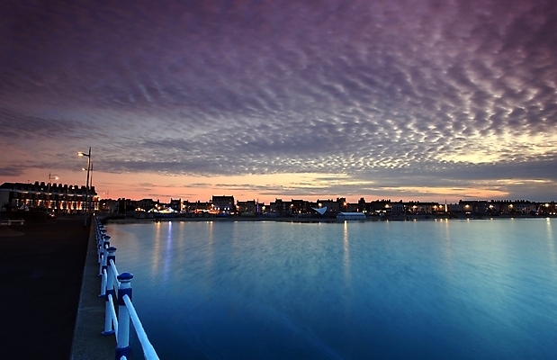 포토 JPG 해외이미지 구름 유럽 문화 물결 바다 여행 자연 하늘 휴가 잉글랜드 풍경 사람없음 물 여름 파란색 빛 반사 침묵 야간 해외202004 해외포토 자연요소 계절 나라 컬러 영국 소리 생태계 파일형식 이미지허브