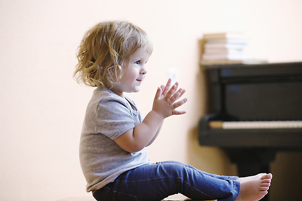 포토 JPG 해외이미지 백인 악기 맨발 한명 앉기 내부 옆모습 아웃포커스 금발 듣기 청바지 피아노 박수 러시아 걸음마 리듬 해외202004 해외포토 서양인 1 헤어스타일 유럽 음악 뷰포인트 바지 모션 발 촬영기법 사람 손짓 건반악기 파일형식 이미지허브