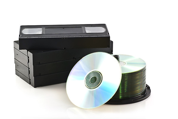 포토 JPG 해외이미지 백그라운드 사람없음 디지털 자료 정보 CD 흰색 카세트테이프 필름 영화 복고 테이프 수납 비닐 동영상 DVD 고립 옛날 해외202004 해외포토 컬러 재질 문화예술 문구용품 파일형식 이미지허브