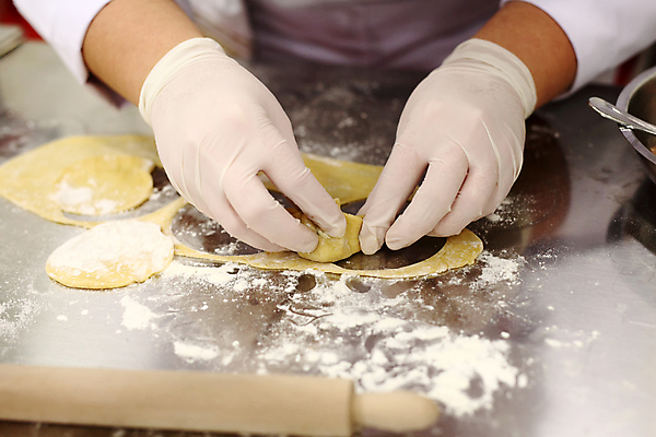 포토 JPG 해외이미지 전통 리본 음식 다이어트 주택 파스타 건강 요리 사람없음 주방 계란 식사 기계 이탈리아 신선 면 지중해 날것 롤 밀가루 롤러 생식 조작 페투치네 핸드메이드 탈리아텔레 해외202004 해외포토 유럽 바다 서양음식 건물 알 가루 파스타면 파일형식 이미지허브