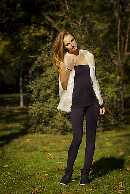 포토 JPG 해외이미지 나무 백인 1 계절 공원 여자 행복 얼굴 자연 한명 미소 사람 성인 야외 초록색 여름 청춘 봄 자유 가을 흰색 내추럴 해외202004 해외포토 서양인 식물 공공시설 감정 컬러 컨셉 표정 신체부위 생태계 파일형식 이미지허브