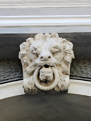 포토 JPG 해외이미지 외관 조각 건축양식 사람없음 건물 머리 반지 역사 사자 묘사 우크라이나 해외202004 해외포토 건축물 건축 유럽 장신구 포유류 신체부위 파일형식 이미지허브