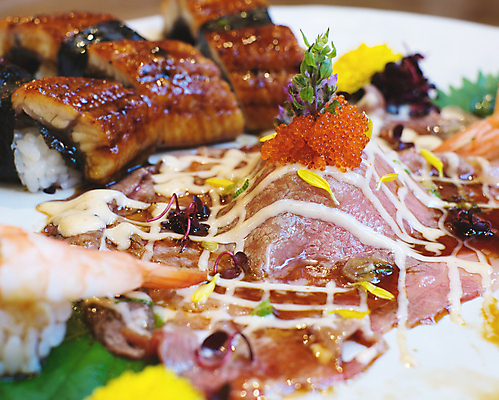 포토 JPG 해외이미지 전통 접시 음식 밥 육류 어류 요리 동양인 사람없음 식당 일본 식사 저녁식사 초밥 소고기 흰색 신선 소 닫기 그릴 고추냉이 먹기 날것 점심식사 해외202004 해외포토 식기 아시아 컬러 식재료 포유류 모션 주방용품 인종 상점 수중동물 양념 일본음식 파일형식 이미지허브