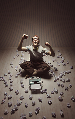 포토 JPG 해외이미지 백인 학생 교육 행복 대학생 컨셉 청소년 성공 아이디어 실내 한명 앉기 성인 세로 방 시험 수확 긴급 축하 작업 기자 괴짜 작가 복고 나무바닥 타자기 빨간머리 구식 마감 멍청이 성인남자만 카피스페이스 해외202004 해외포토 서양인 직업 1 헤어스타일 감정 농업 모션 바닥 사람 내부 공백 골동품 남자만 성인만 파일형식 이미지허브