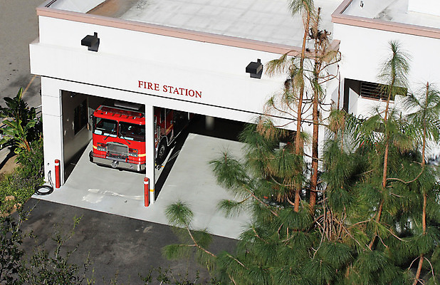 포토 JPG 해외이미지 주간 나무 풍경 사람없음 야외 소방 주차장 소방차 소방서 해외202004 해외포토 자연요소 식물 자동차 파일형식 이미지허브