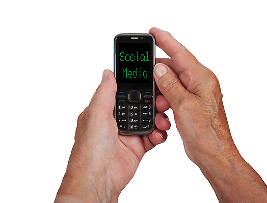 포토 JPG 해외이미지 백인 손 여자 할아버지 노년 컨셉 통신 손가락 모바일 사람 성인 사람없음 스마트폰 숫자 터치 엄지손가락 타이핑 주름 닫기 연결 은퇴 전화기 피부 부름 세대 소통 문자메시지 소셜 옛날 조부모 지원 해외202004 해외포토 서양인 문자 남자 가족 모션 신체부위 핸드폰 스마트기기 메시지 파일형식 이미지허브