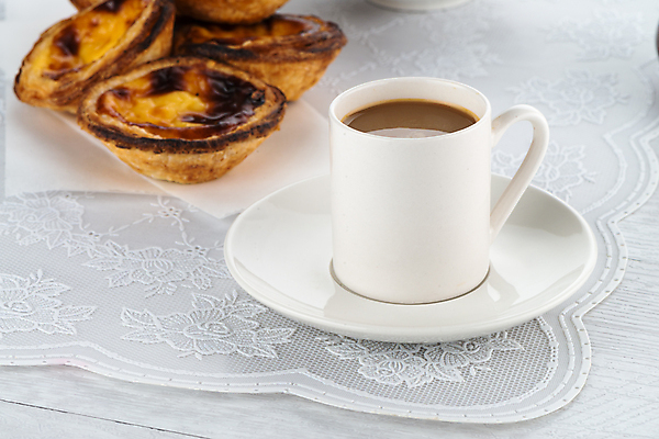 포토 JPG 해외이미지 커피 디저트 실내 사람없음 달콤 커피잔 흰배경 에그타르트 해외202004 해외포토 음료 음식 백그라운드 잔 내부 흰색 맛 타르트 파일형식 이미지허브