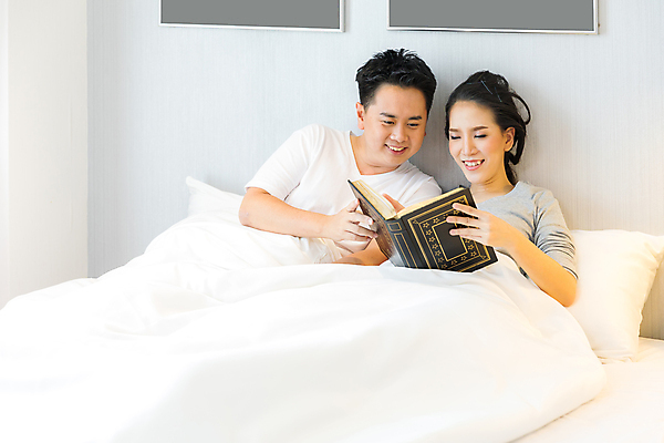 포토 JPG 해외이미지 백인 커플 여자 남자 베개 휴식 실내 미소 웃음 상반신 성인 두명 앞모습 책 독서 기댐 침대 잡기 읽기 성인만 해외202004 해외포토 서양인 뷰포인트 가구 컨셉 관계 침구 모션 표정 사람 내부 파일형식 이미지허브