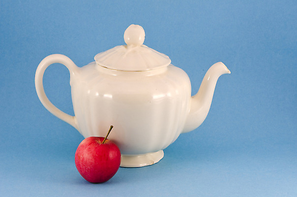 포토 JPG 해외이미지 라이프스타일 디자인 음료 음식 하늘색 백그라운드 컨셉 과일 아이디어 사람없음 빨간색 컬러풀 중국 수확 흰색 도자기 차 사과 찻주전자 오브젝트 복고 구성 해외202004 해외포토 아시아 컬러 농업 주전자 생활 파란색 파일형식 이미지허브