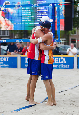 포토 JPG 해외이미지 남자 안경 스포츠 공 포옹 경기 야외 두명 황금 비치발리볼 배구 네덜란드 비치발리볼선수 해외202004 해외포토 잡화 유럽 안기 운동선수 사람 구기 비치볼 파일형식 이미지허브