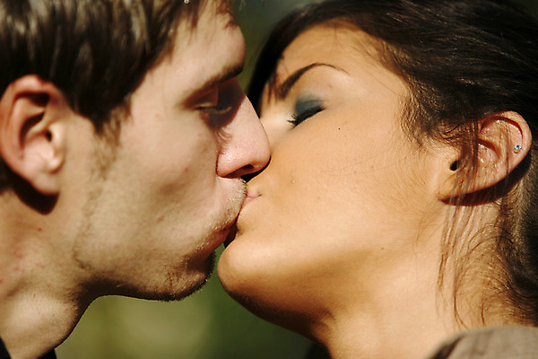 포토 JPG 해외이미지 나무 공원 남자 잎 자연 휴식 키스 함께함 사랑 사람 야외 두명 우정 기쁨 아내 쌍 보물 해외202004 해외포토 식물 공공시설 감정 컨셉 친구 애정표현 생태계 파일형식 이미지허브