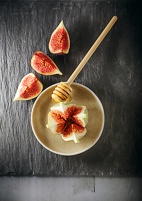 포토 JPG 해외이미지 스튜디오촬영 접시 음식 과일 부분 사람없음 목재 세로 컬러풀 신선 횡단보도 칼 열대과일 유기농 꿀 무화과 숙성 해외202004 해외포토 나무 식기 웰빙 컬러 재료 실내 보행로 파일형식 이미지허브