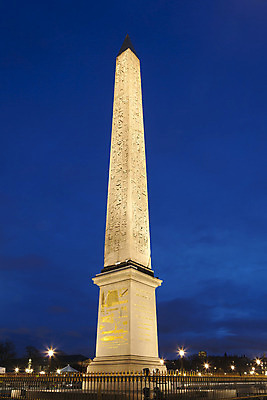 포토 JPG 해외이미지 건축양식 풍경 사람없음 야외 건물 빛 프랑스 도시 야간 파리_프랑스 오벨리스크 콩코드광장 해외202004 해외포토 자연요소 건축물 건축 유럽 광장 파일형식 이미지허브