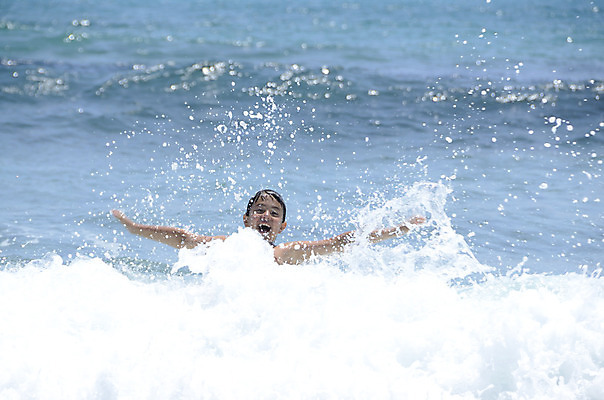 포토 JPG 해외이미지 백인 남자 행복 얼굴 어린이 스포츠 파도 바다 여행 포즈 장난 자연 휴가 한명 사람 소년 야외 10대 물 여름 파란색 햇빛 태양 수중 수영 기쁨 스노클링 떨어짐 서퍼 소금물 해외202004 해외포토 자연요소 서양인 1 계절 감정 컬러 컨셉 청소년 운동선수 신체부위 수상스포츠 생태계 파일형식 이미지허브