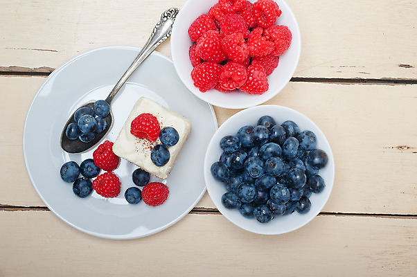 포토 JPG 해외이미지 접시 디저트 사람없음 케이크 숟가락 달콤 블루베리 산딸기 해외202004 해외포토 식기 음식 과일 수저 맛 파일형식 이미지허브