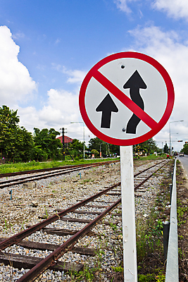 포토 JPG 해외이미지 배너 도로 선 여행 십자가 경고 사람없음 울타리 금속 기차 역 위험 방향 심볼 사인 속도 암초 봉 건너기 그만 디젤 방법 선로 철강 해외202004 해외포토 길 육상교통 컨셉 교통시설 모션 재질 대중교통 담장 파일형식 이미지허브