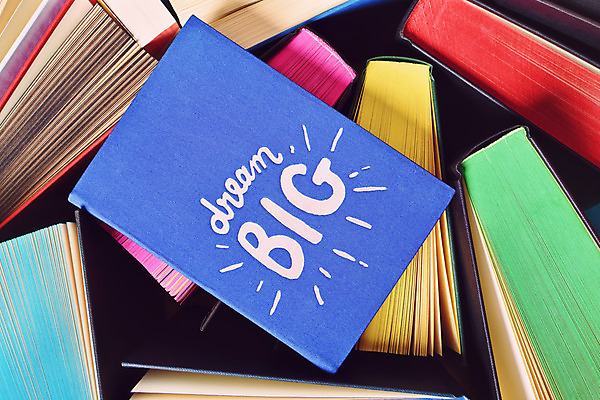 포토 JPG 해외이미지 교육 컨셉 학교 상상 따뜻함 창조 사람없음 책 빨간색 파란색 스터디 컬러풀 독서 쌓기 꿈 덮개 시간 오픈 가장자리 닫기 도서관 정상 큼 수집 읽기 신학기 문학 페이지 공상 특별함 해외202004 해외포토 컬러 모션 학습 뚜껑 둘레 크기 파일형식 이미지허브