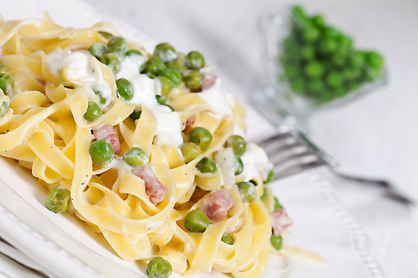 포토 JPG 해외이미지 접시 다이어트 파스타 사람없음 초록색 식당 계란 이탈리아 흰색 면 지중해 먹기 배고픔 완두콩 햄 칼로리 점심식사 해외202004 해외포토 식기 유럽 바다 컬러 모션 콩 서양음식 건강 육류 상점 알 식사 파일형식 이미지허브