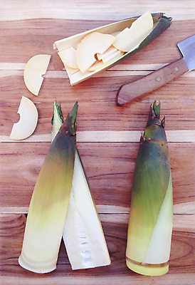 포토 JPG 해외이미지 조각 잎 단면 실내 사람없음 하이앵글 자르기 식칼 죽순 나무배경 해외202004 해외포토 식물 뷰포인트 백그라운드 모션 주방용품 내부 파일형식 이미지허브