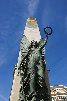 포토 JPG 해외이미지 영어 조각 하늘 천사 영국 잉글랜드 사람없음 파란색 조각상 평화 금속 페인트 영혼 청동 기념물 오벨리스크 웅장함 서식스 해외202004 해외포토 문자 유럽 컬러 컨셉 재질 조형물 파일형식 이미지허브