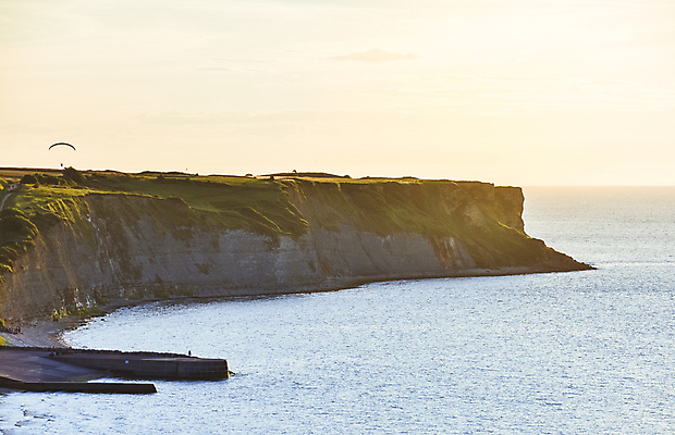 포토 JPG 해외이미지 구름 유럽 파도 바다 여행 자연 하늘 휴가 휴식 산 풍경 사람없음 야외 초록색 물 여름 파란색 태양 침묵 일몰 봄 프랑스 바위 만 언덕 장면 내추럴 노르망디 수평선 해외202004 해외포토 자연요소 계절 나라 컬러 컨셉 노을 소리 돌_바위 생태계 파일형식 이미지허브