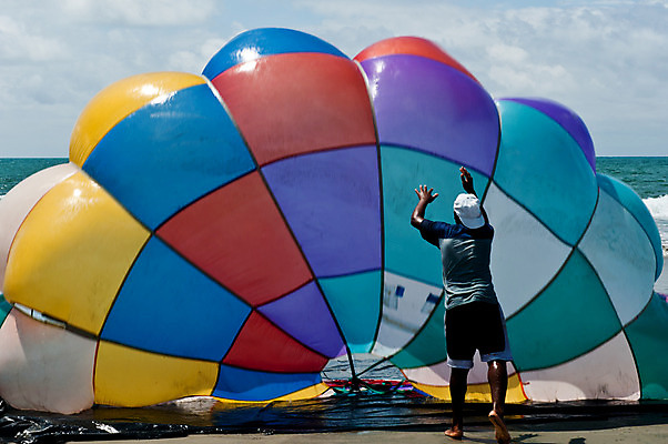 포토 JPG 해외이미지 남자 스포츠 바다 하늘 휴가 항해 사람없음 미국 보트 해외202004 해외포토 북아메리카 배_교통 사람 파일형식 이미지허브