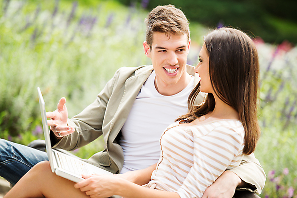 포토 JPG 해외이미지 라이프스타일 커플 공원 여자 남자 행복 인터넷 벤치 무선통신 휴식 사랑 사람 앉기 야외 두명 가로 노트북 공책 해외202004 해외포토 공공시설 감정 컨셉 의자 통신 관계 모션 문구용품 생활 전자제품 파일형식 이미지허브