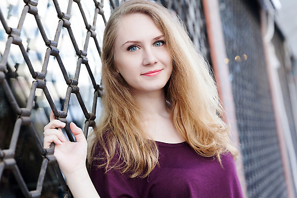 포토 JPG 해외이미지 헤어스타일 공원 거리 한명 서기 20대 파란색 금발 유행 도시 자신감 도심 시원함 보케 혼자 카피스페이스 해외202004 해외포토 1 공공시설 감정 컬러 모션 사람 청년 공백 파일형식 이미지허브