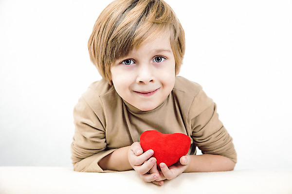 포토 JPG 해외이미지 백인 1 손 응시 남자 행복 감정 아들 어린이 백그라운드 장난 베개 휴가 기념 발렌타인데이 선물 사랑 한명 미소 사람 이벤트 소년 성인 빨간색 흰색 하트 인사 잡기 행운 작음 심볼 고립 해외202004 해외포토 모양 서양인 시선 컬러 컨셉 가족 침구 모션 데이이벤트 표정 신체부위 예절 크기 파일형식 이미지허브