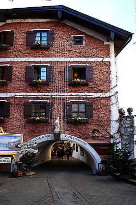 포토 JPG 해외이미지 외관 계절 유럽 종교 호수 크리스마스 건축양식 공 휴가 거리 아파트 주택 사람없음 건물 장식 빨간색 초록색 마을 축제 화환 축하 도시 오스트리아 12월 연도 타운 잘츠부르크 해외202004 해외포토 건축물 기념일 건축 꽃 나라 컬러 컨셉 날짜 파일형식 이미지허브