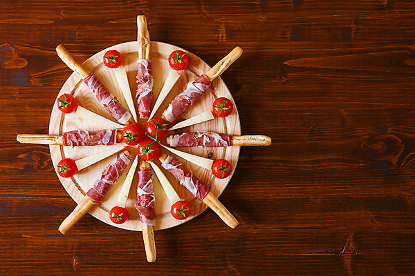 포토 JPG 해외이미지 음식 조각 토마토 방울토마토 치즈 도마 육류 돼지고기 요리 사람없음 목재 가로 식사 저녁식사 이탈리아 시골 신선 원형 애피타이저 지중해 햄 슬라이스 모음 점심식사 편육 카피스페이스 해외202004 해외포토 도형 나무 유럽 바다 채소 식재료 재료 주방용품 유제품 한글 공백 파일형식 이미지허브