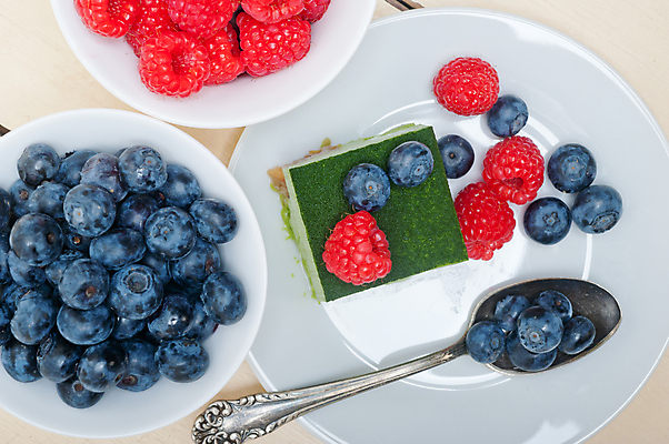 포토 JPG 해외이미지 디저트 실내 사람없음 하이앵글 흰배경 블루베리 산딸기 무스케이크 녹차맛 해외202004 해외포토 음식 뷰포인트 백그라운드 과일 내부 케이크 흰색 맛 녹차 파일형식 이미지허브