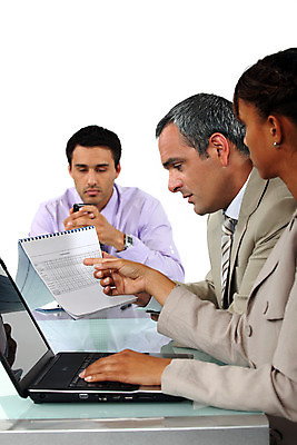 포토 JPG 해외이미지 직업 남자 비즈니스 설명 사람 팜플렛 세명 숫자 비즈니스맨 비즈니스우먼 대표 토론 동료 회의실 리더 다인종 비서 경영 고용 예산 해외202004 해외포토 문자 여자 관계 모션 인종 구직 직장인 채용 파일형식 이미지허브